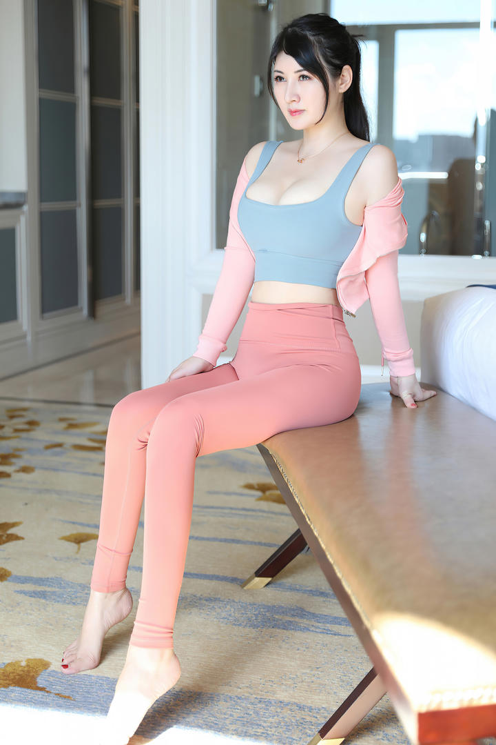 穿紧身裤的漂亮美女瑜伽主播诗诗高清私拍套图