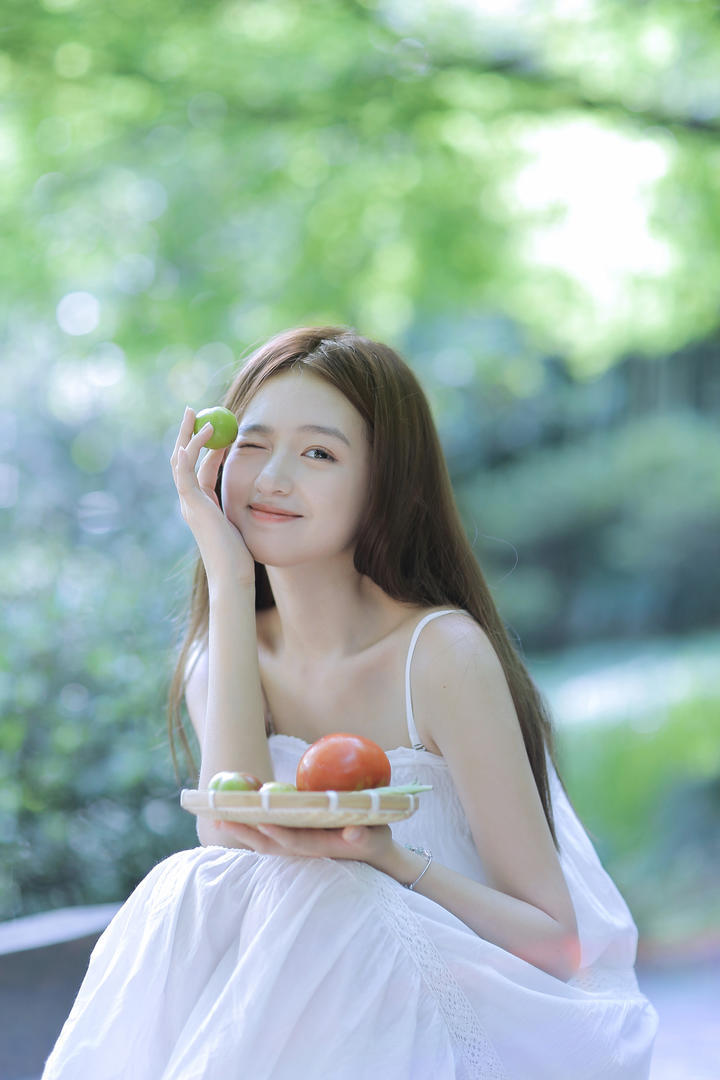 捧着水果的白皙清纯女孩高清手机壁纸图片