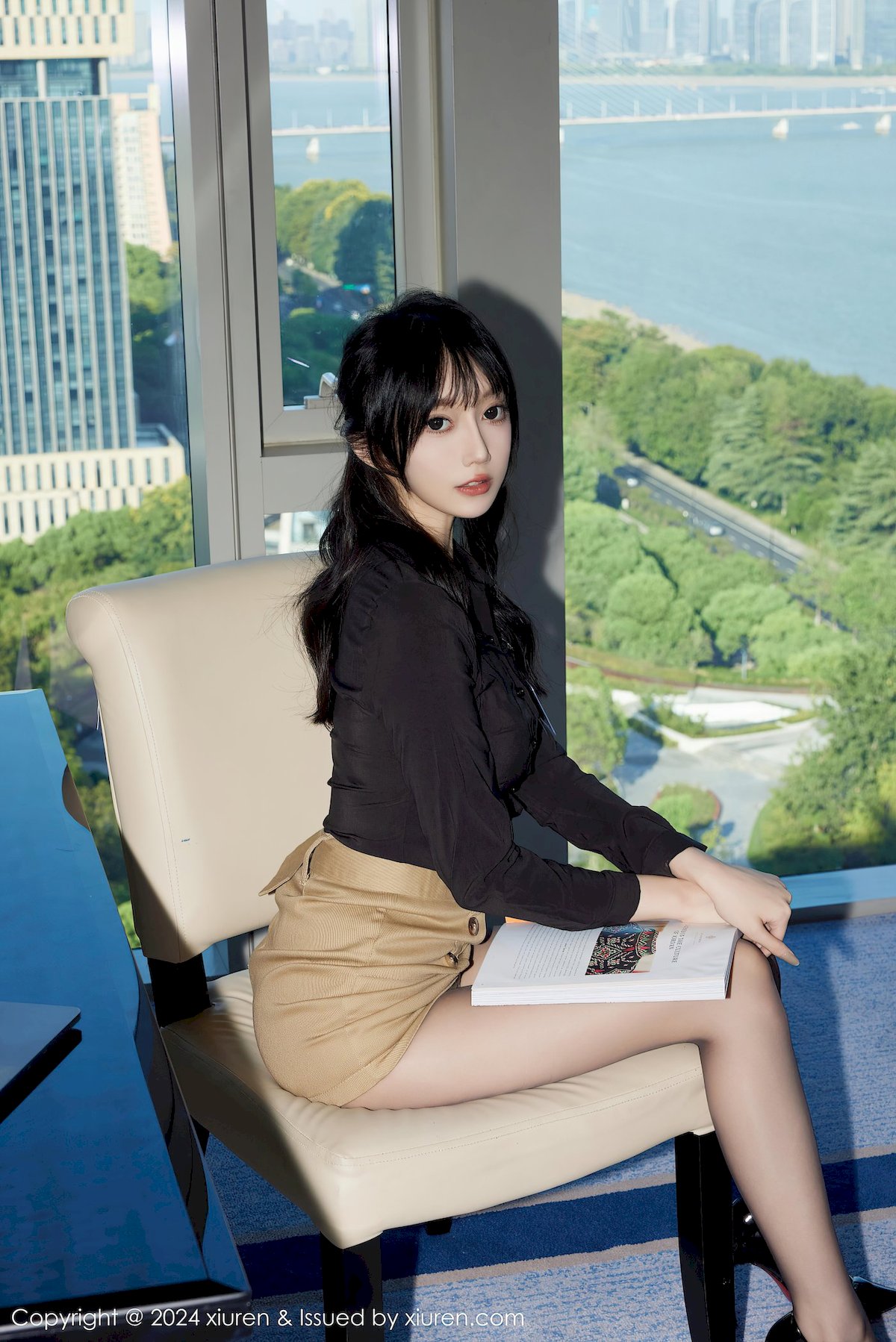 秀人网模特玥儿玥er黑色上衣搭配黄色短裙性感写真