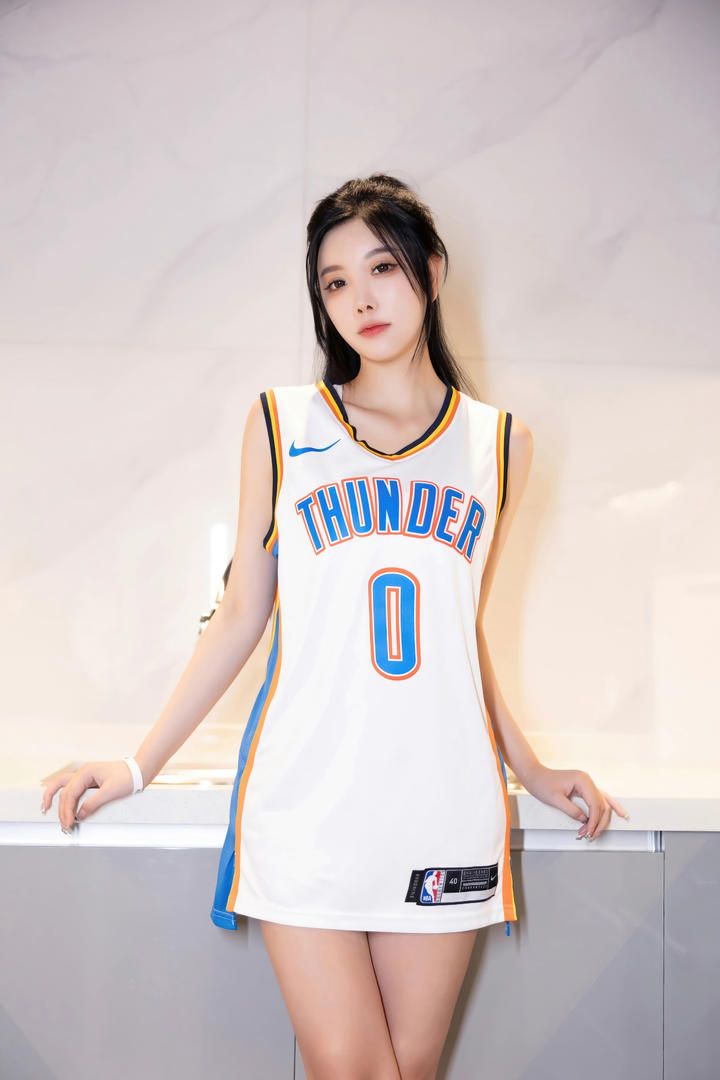 穿球衣的漂亮美女嫩模杨晨晨国模大胆私拍图片