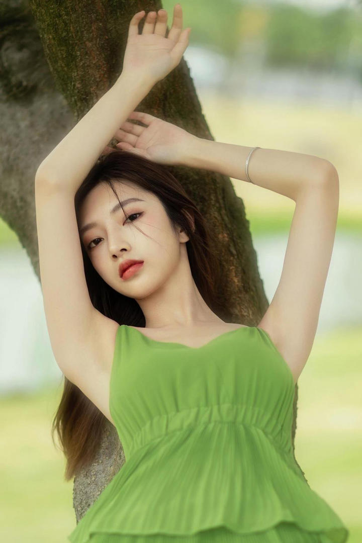 靠在树上的清纯女生照片