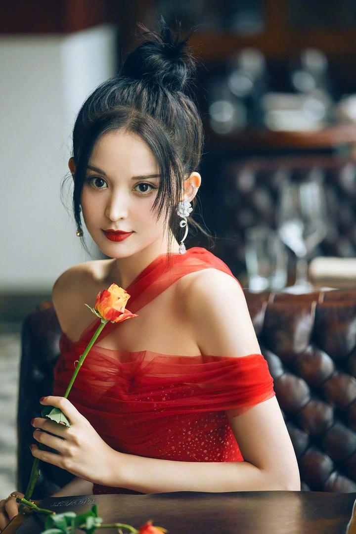 拿着鲜花的当红花旦古力娜扎图片