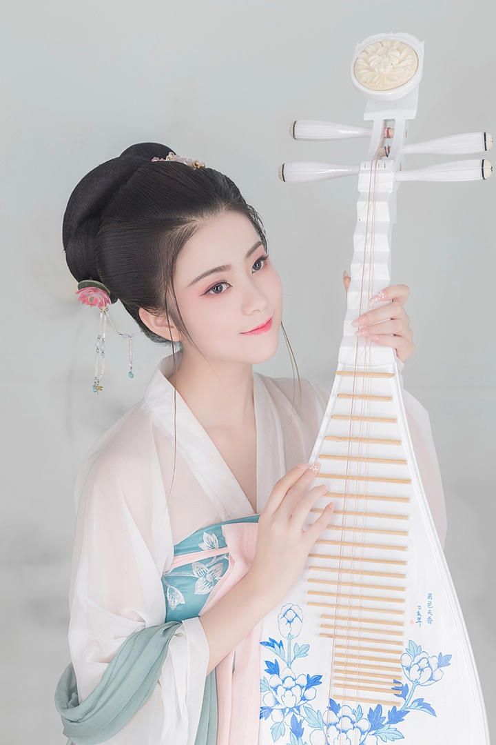 弹琵琶的唯美古装美女写真图片