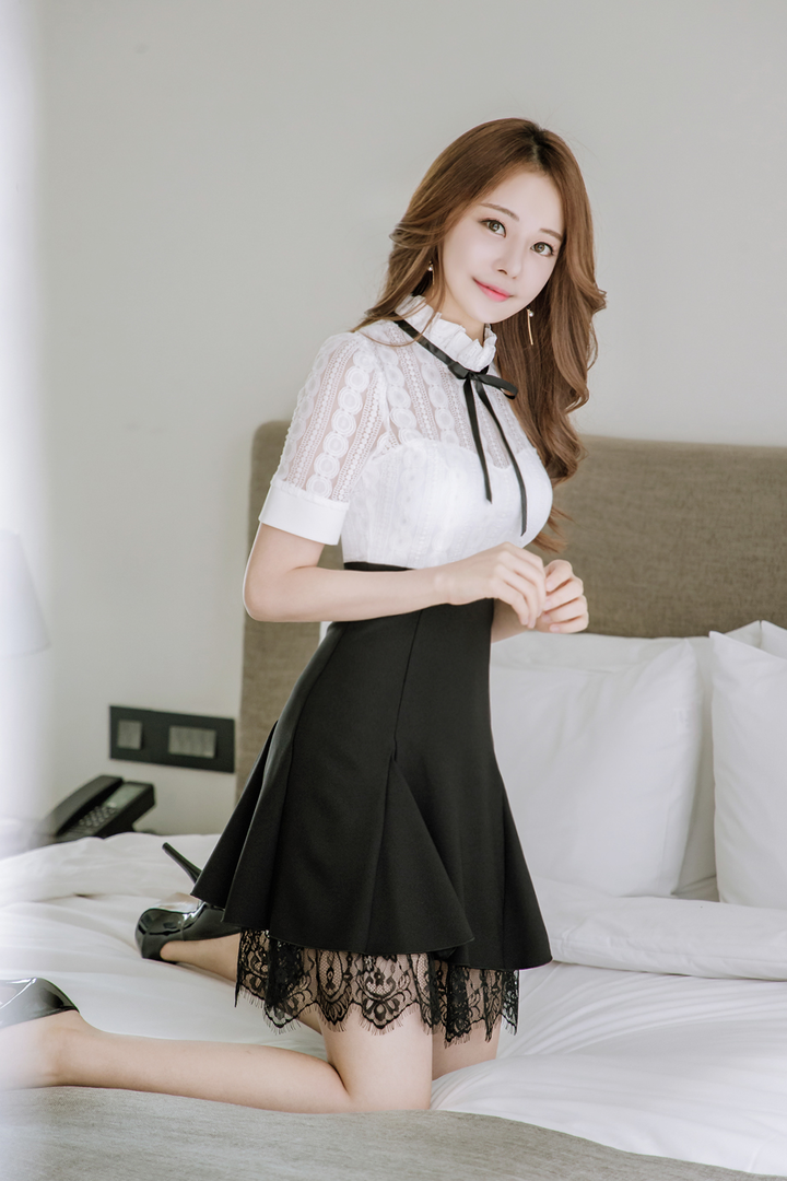 跪在床上的韩国漂亮美女模特写真图片