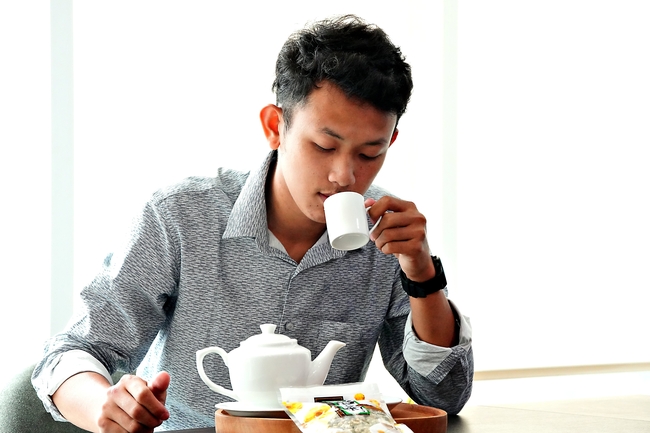 正在品茶的亚洲帅哥图片