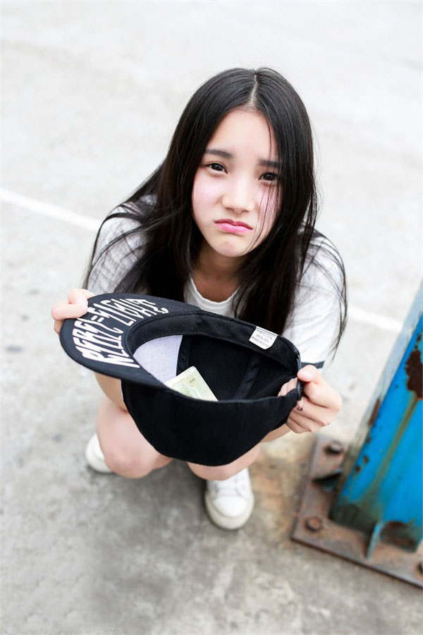 古灵精怪的小美女唯美写真