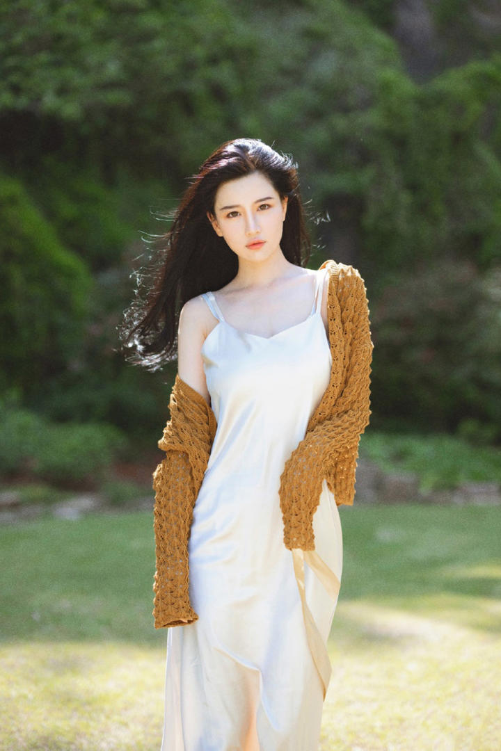 清纯唯美吊带长裙美女户外写真图片