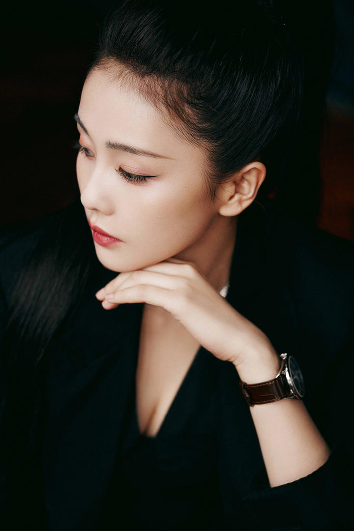 高冷美女明星白鹿手表广告摄影图片