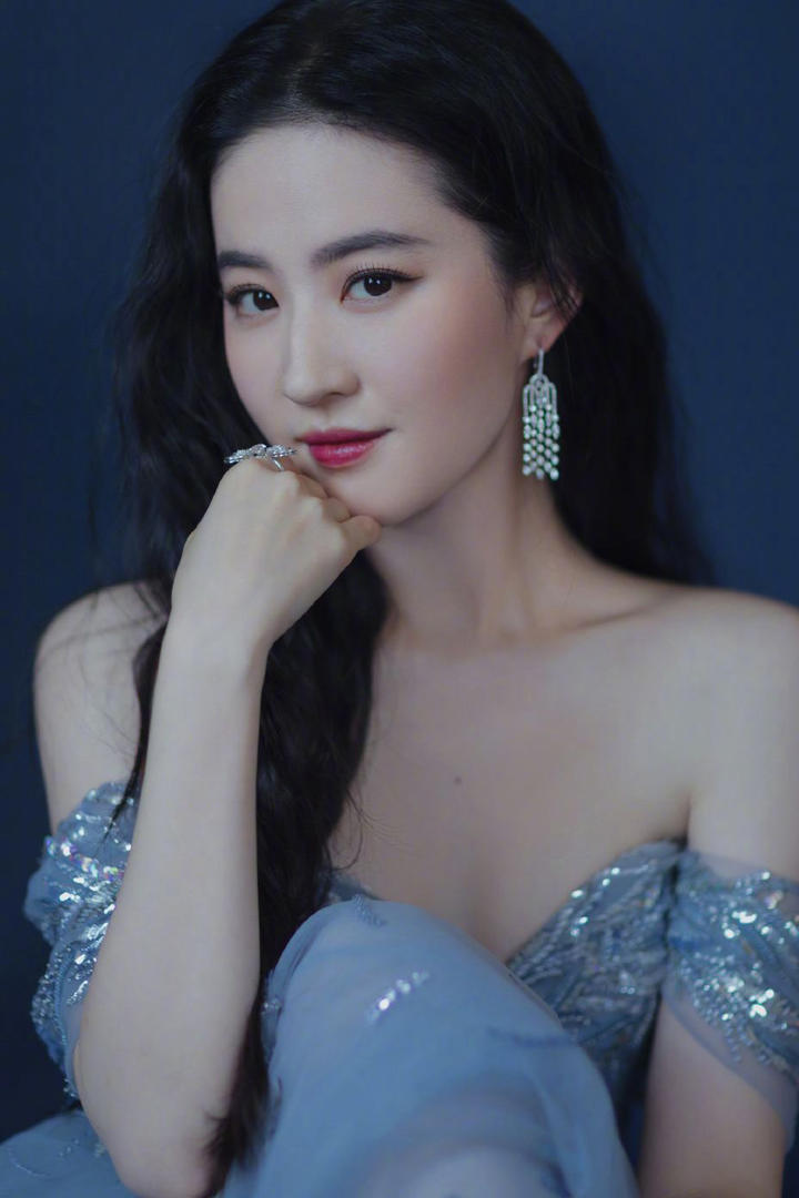 高清性感美女明星低胸晚礼服美女刘亦菲图片