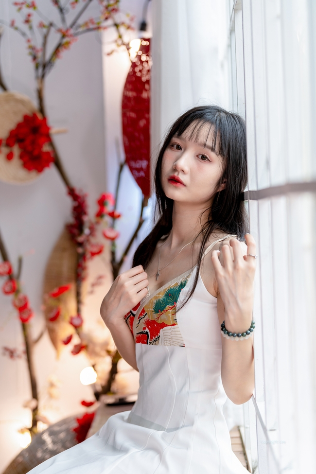 亚洲清冷风格美女室内写真图片