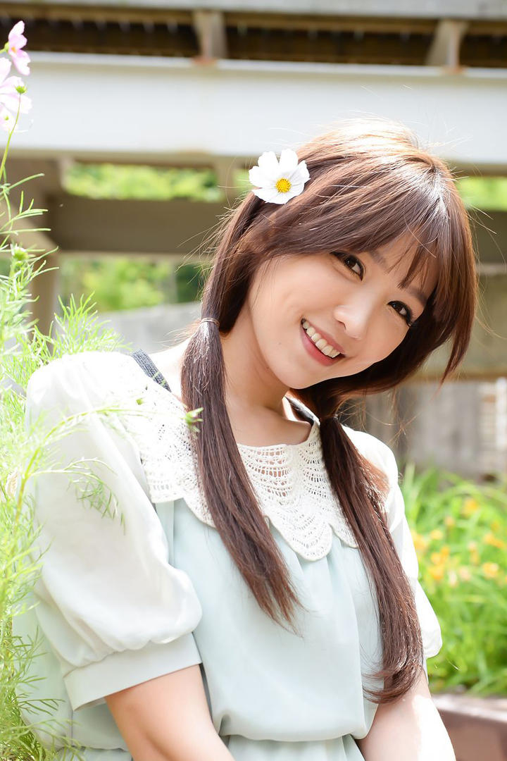 头发上戴着鲜花的韩国美女明星李恩慧写真