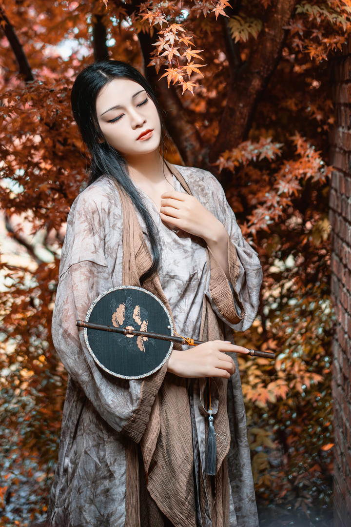 优雅端庄的古装气质美女主播户外摄影图片