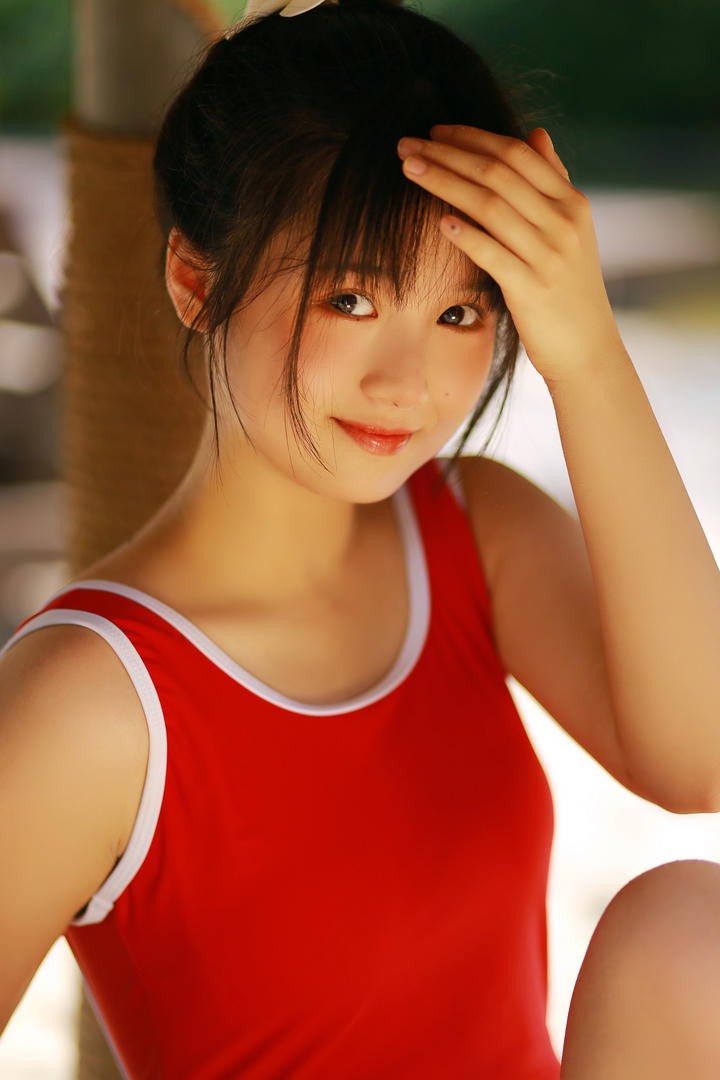 穿红色泳装的清纯学生妹写真图片