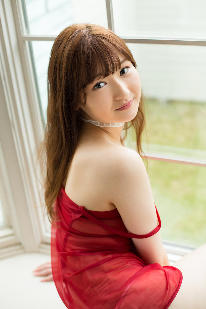 坐在窗户边的日本成熟美女模特写真图片