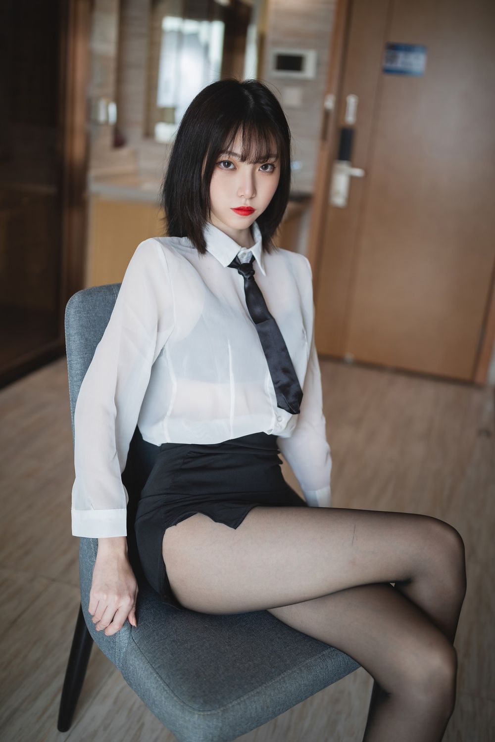 网络美女许岚LAN白衬衫配黑短裙黑丝美腿职场OL制服系列写真