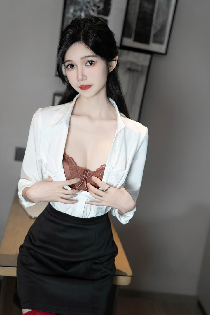 亚洲性感美女秘书制服诱惑写真图片