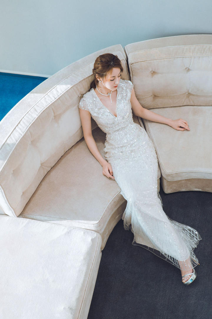 坐在沙发上的长裙女星迪丽热巴图片