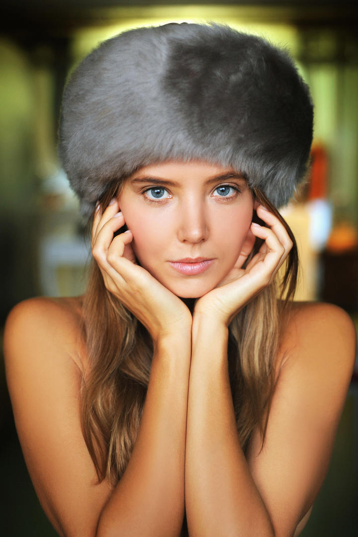 捧着脸的欧美人体艺术美女摄影图片