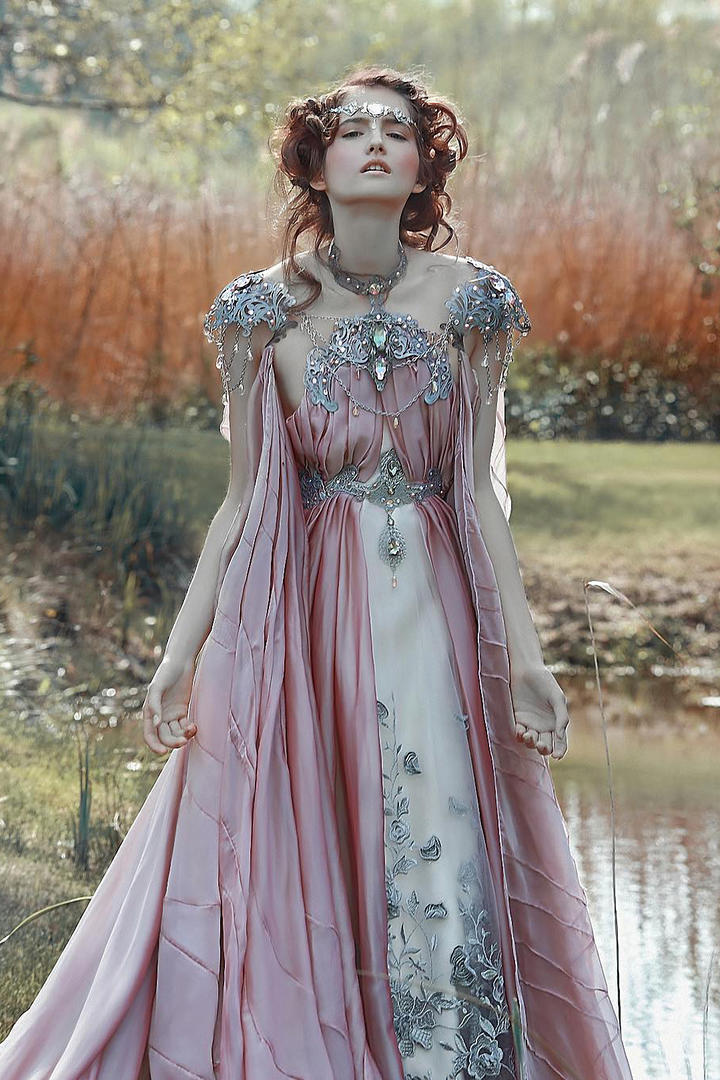 站在湖边的国外美女写真图片