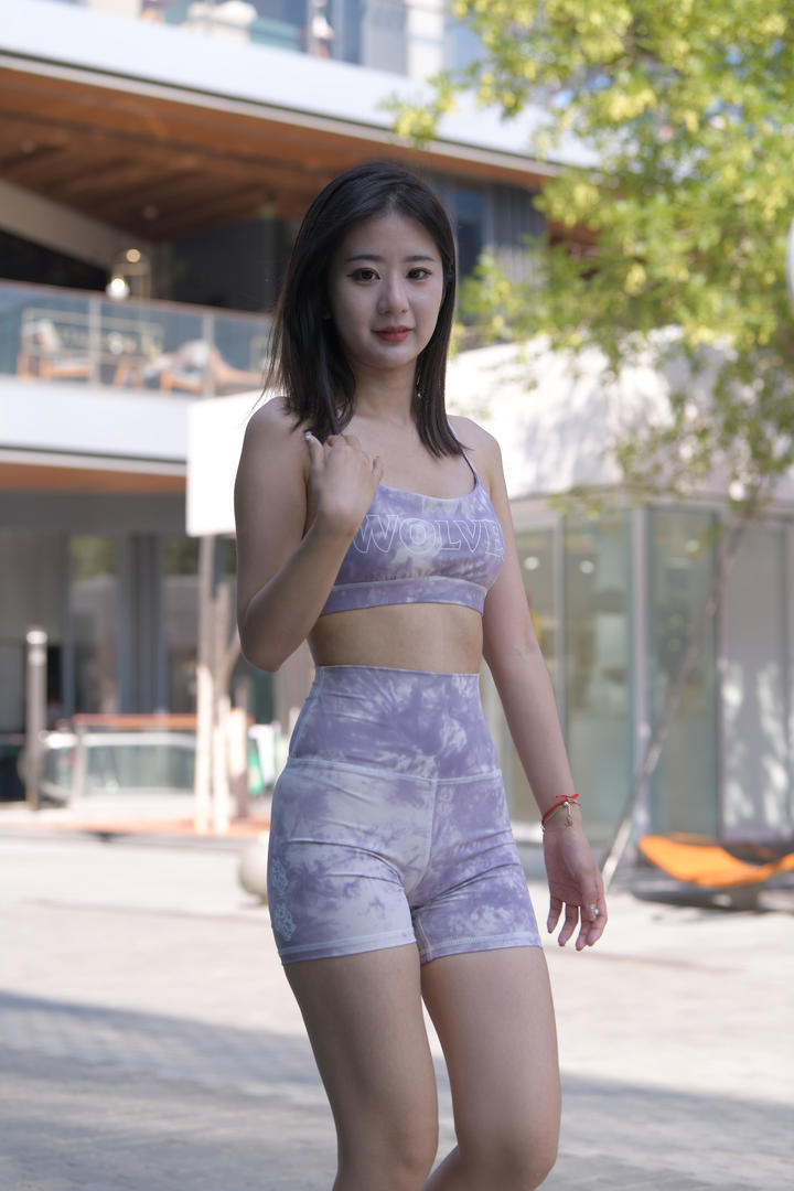 高颜值紧身短裤美眉摄影图片