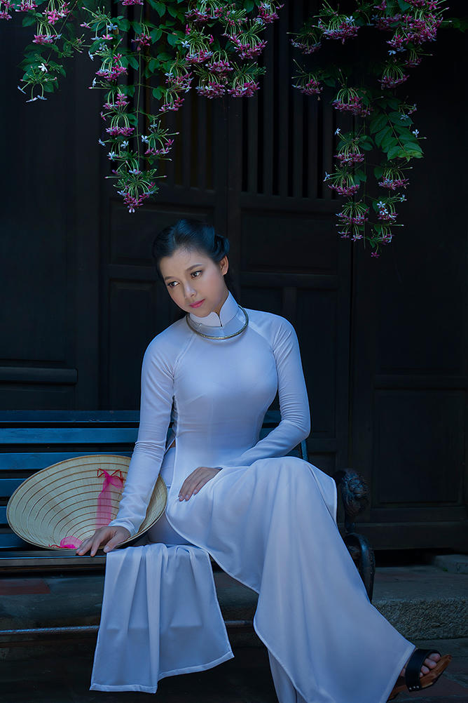 坐下椅子上的古典美女人像摄影图片