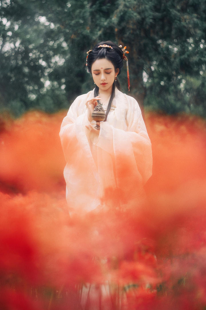 拿着香薰的户外极品古装美女图片