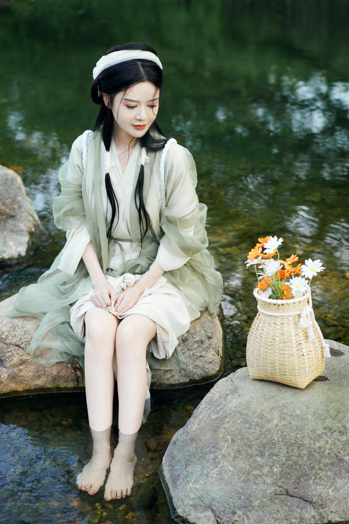 小溪边洗脚的清纯古装美女唯美艺术写真图片