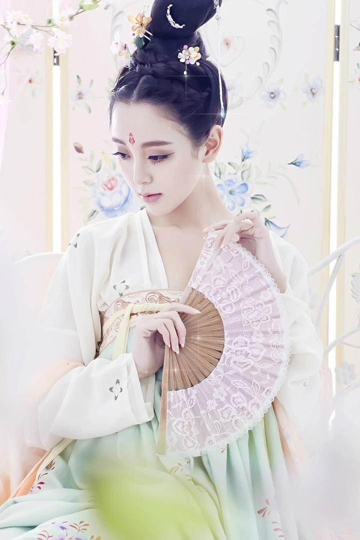盘起头发的古典美女发型艺术摄影图片