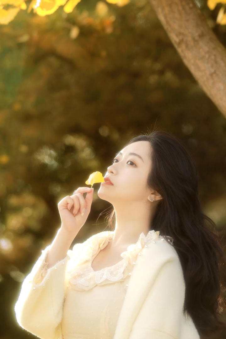 亲吻树叶的气质女神美女图片大全