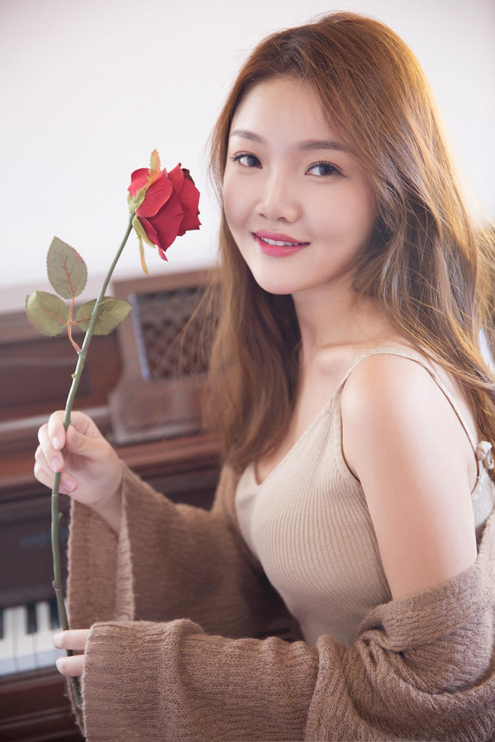 手拿玫瑰的漂亮美女网红高清图片