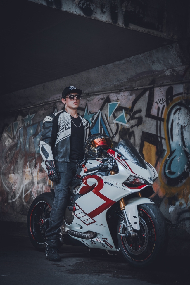 亚洲酷帅潮流机车帅哥写真图片