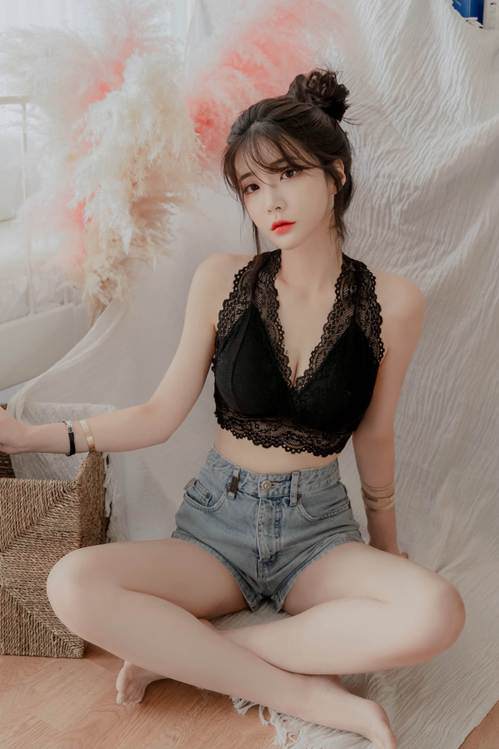 坐在地上的韩国高清美女模特柳京图片