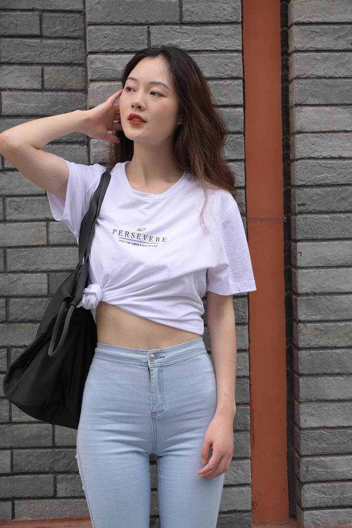 个性时尚的牛仔裤美女日韩美女街拍图片
