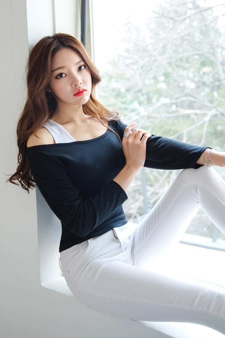 坐在窗户边的韩国美女模特图片