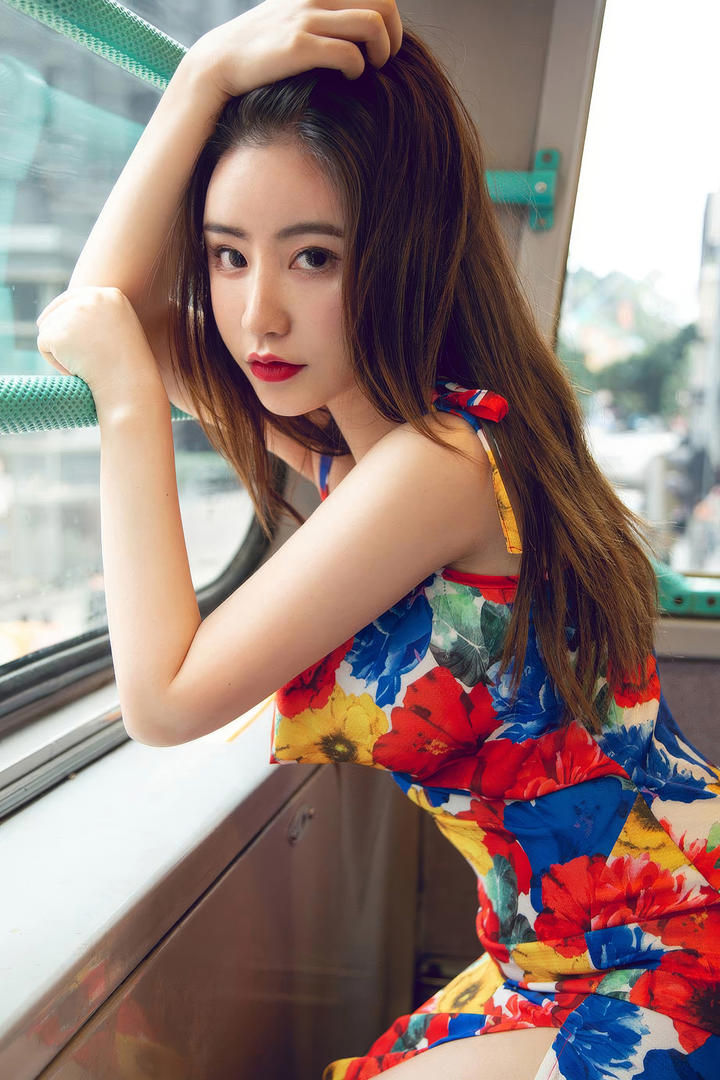 精品国产美女AV久久久久绯月樱公交车上写真图片