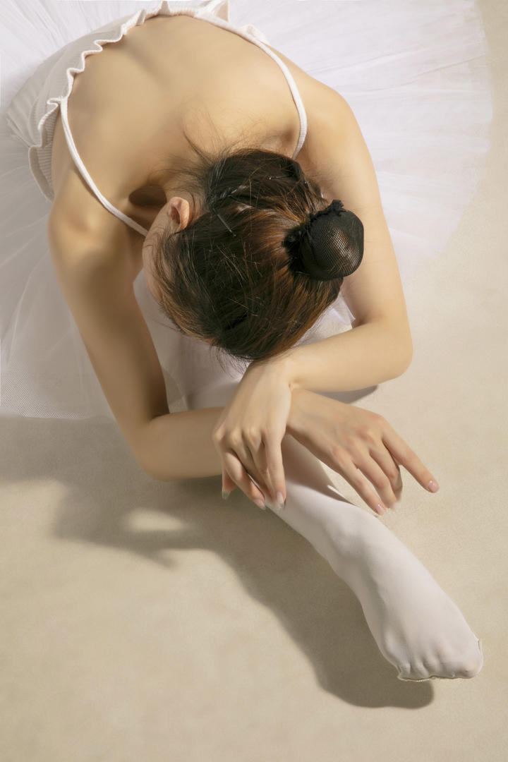 美女舞蹈老师跳舞人体艺术照片