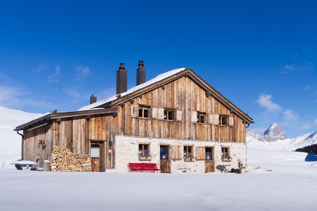 冬季雪山农家小木屋图片