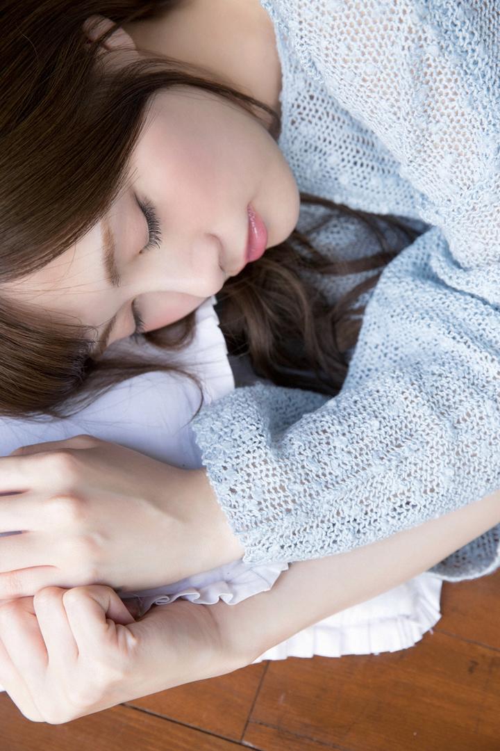 趴在地板上睡觉的日本清纯女生高清图片