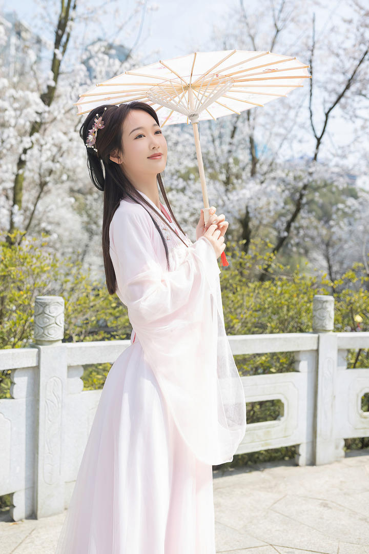 撑伞的古装汉服美女唐安琪户外高清摄影图片