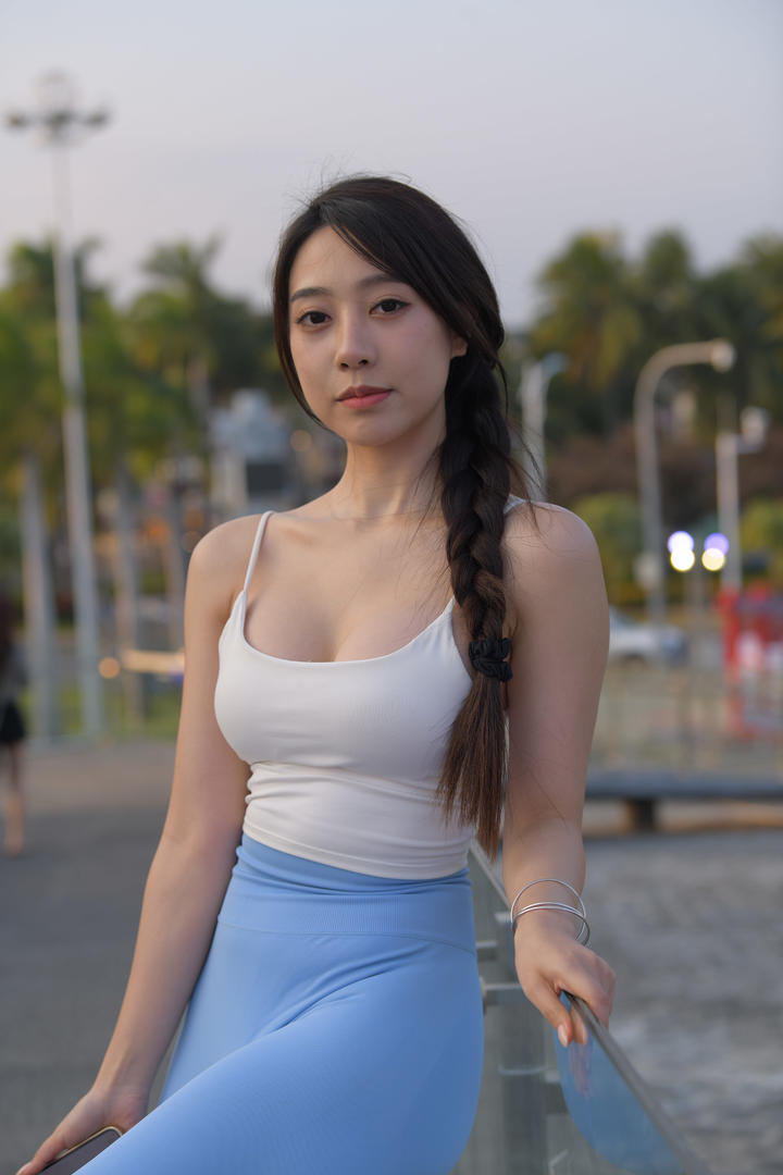 微胖肉感美女身材紧身裤美女街拍图片