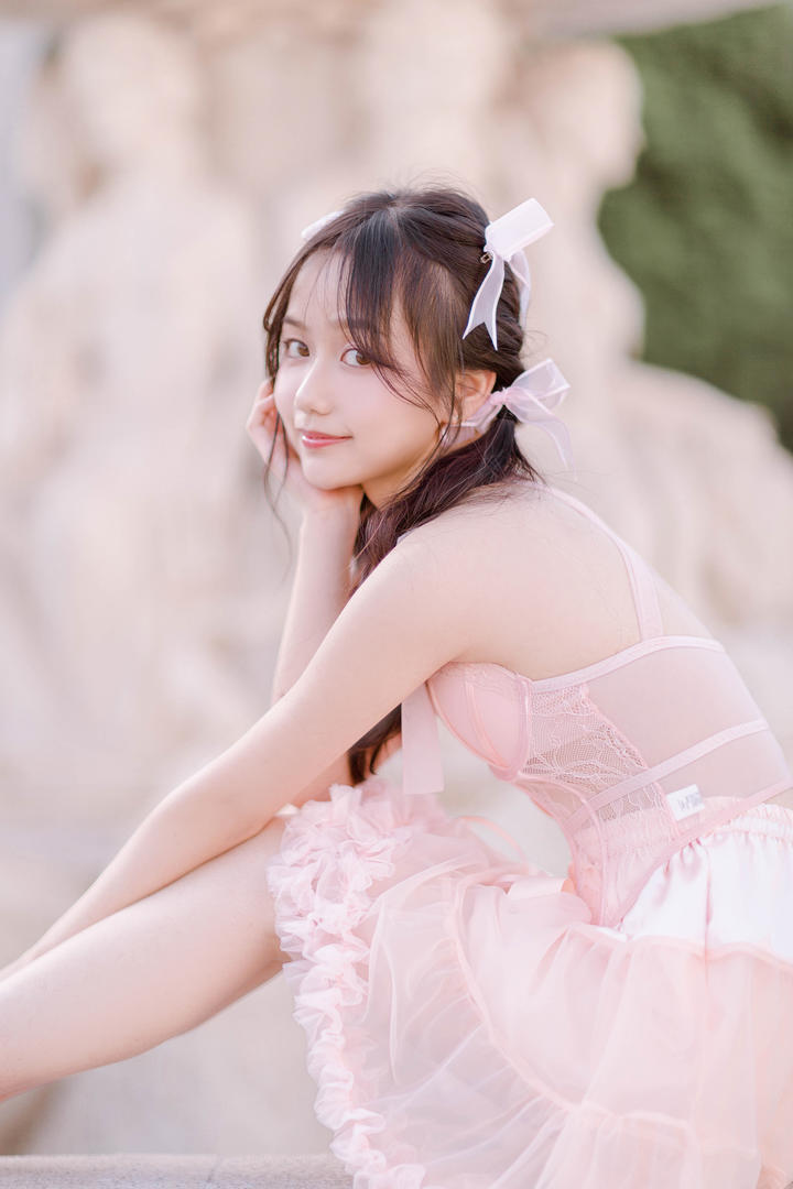 皮肤白皙的清纯甜美少女个人艺术写真图片