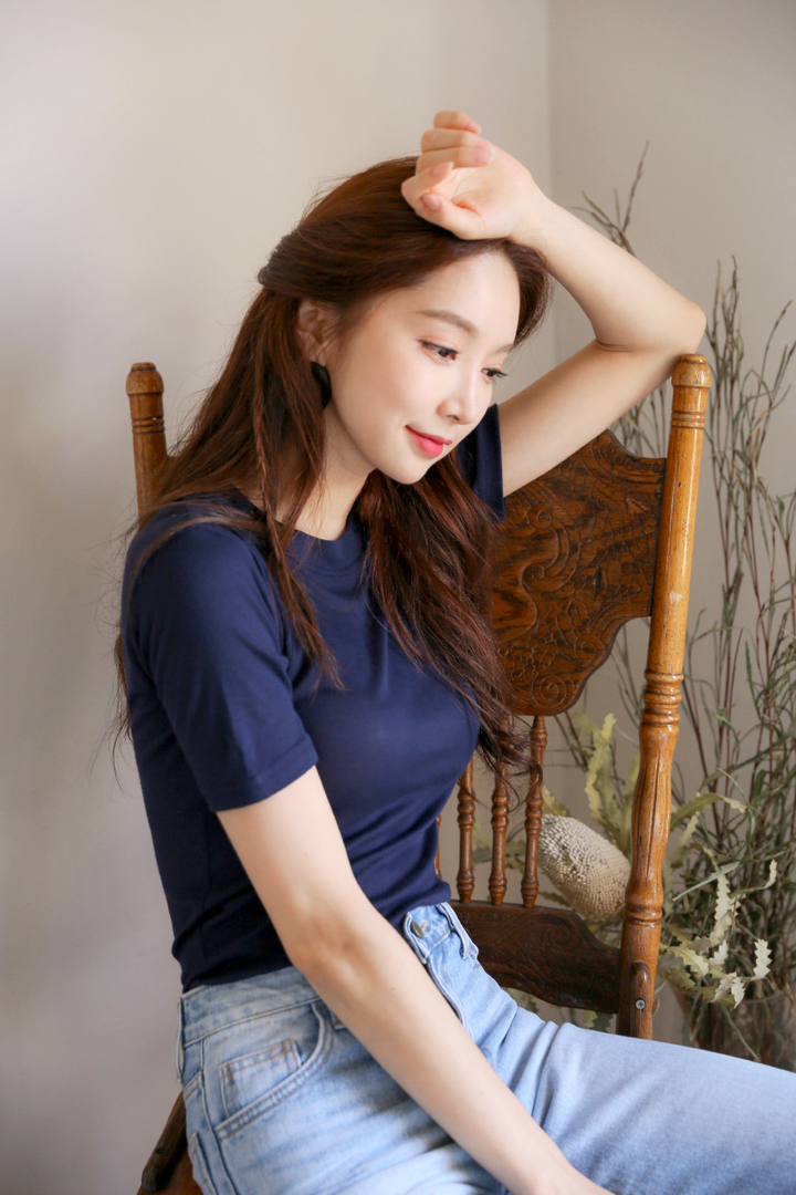 坐在椅子上的韩国极品嫩模朴秀妍写真