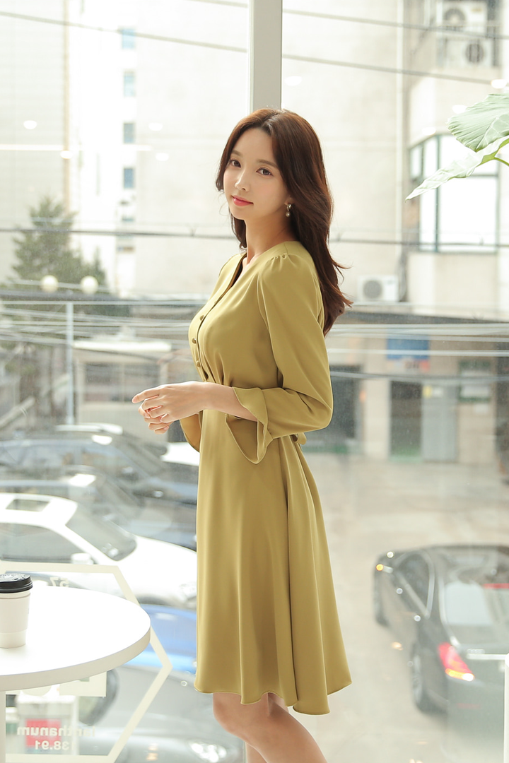 穿着黄色连衣裙的韩国美女朴秀妍