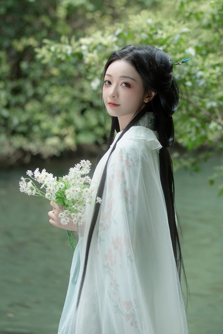 手捧鲜花的古装美女户外唯美摄影图片