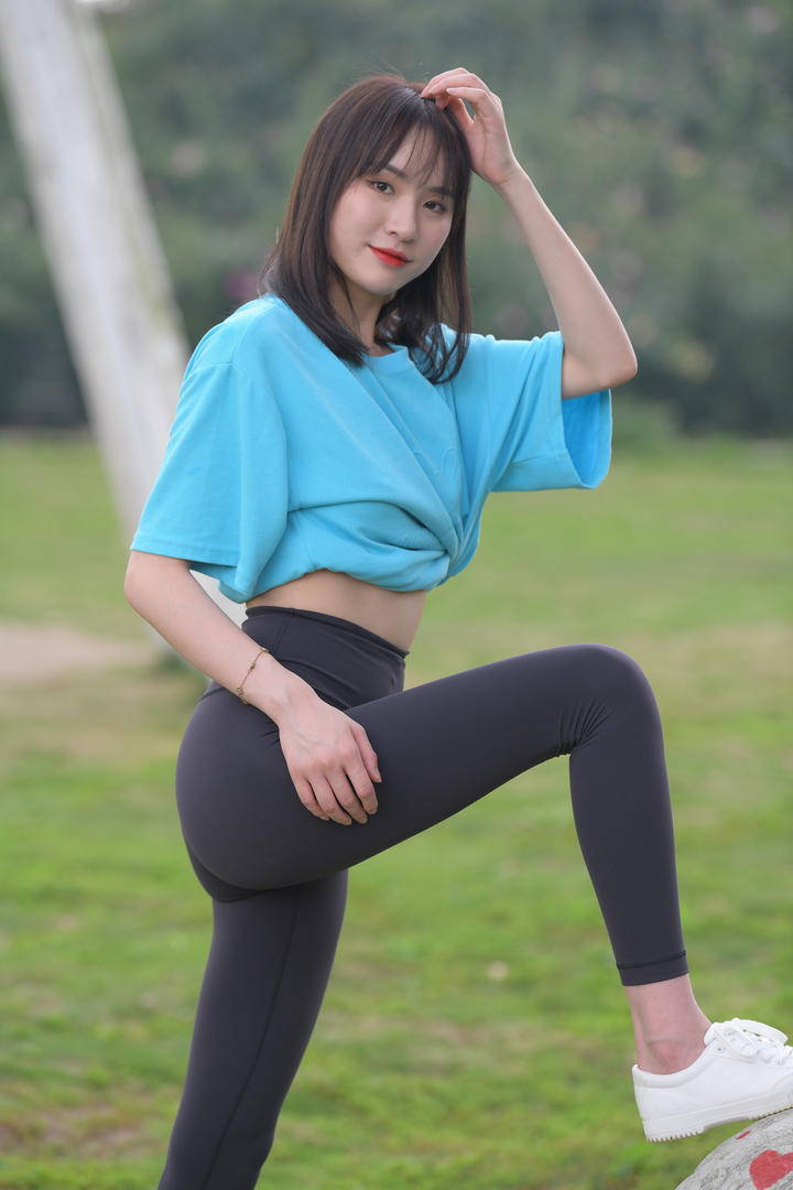 黑色紧身裤美女户外运动写真图片