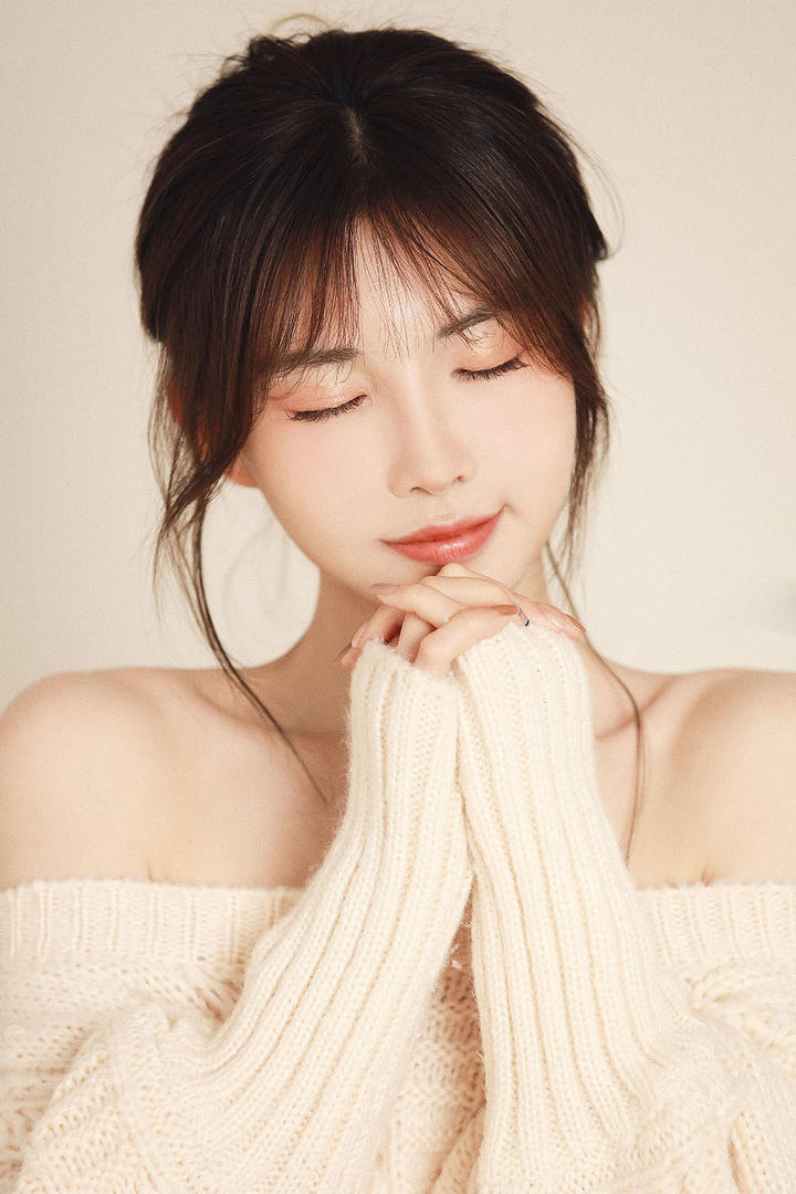 闭上眼睛的清纯校花美女写真图片
