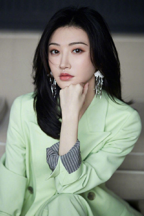 中国美女明星景甜橄榄绿西装气质美女写真图片