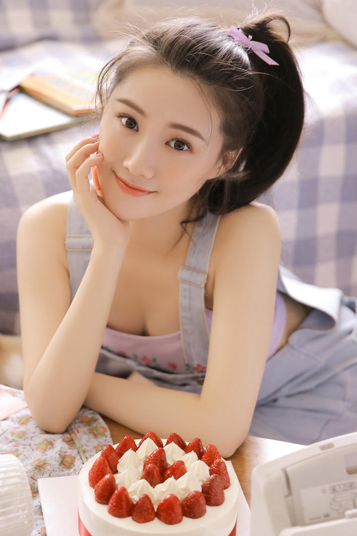 准备吃蛋糕的美女头像女生简单气质图片