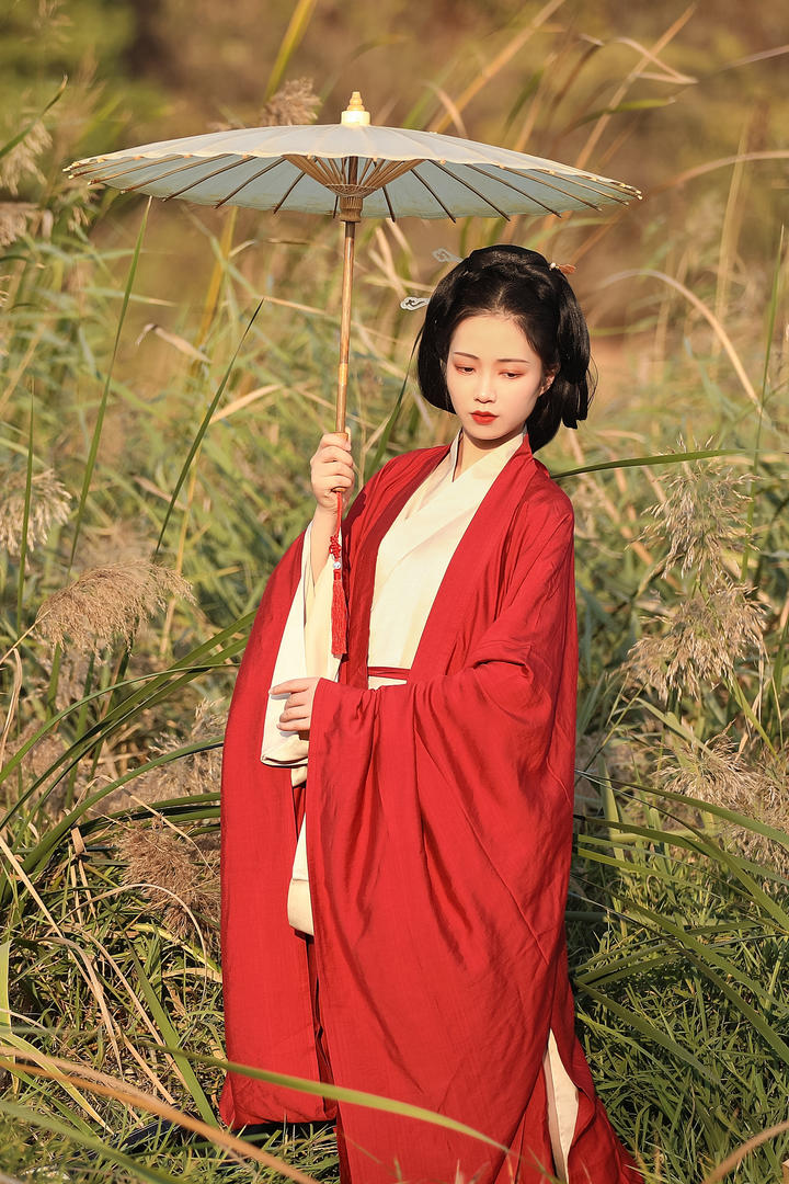 撑着伞的古装美女高清艺术照摄影图片