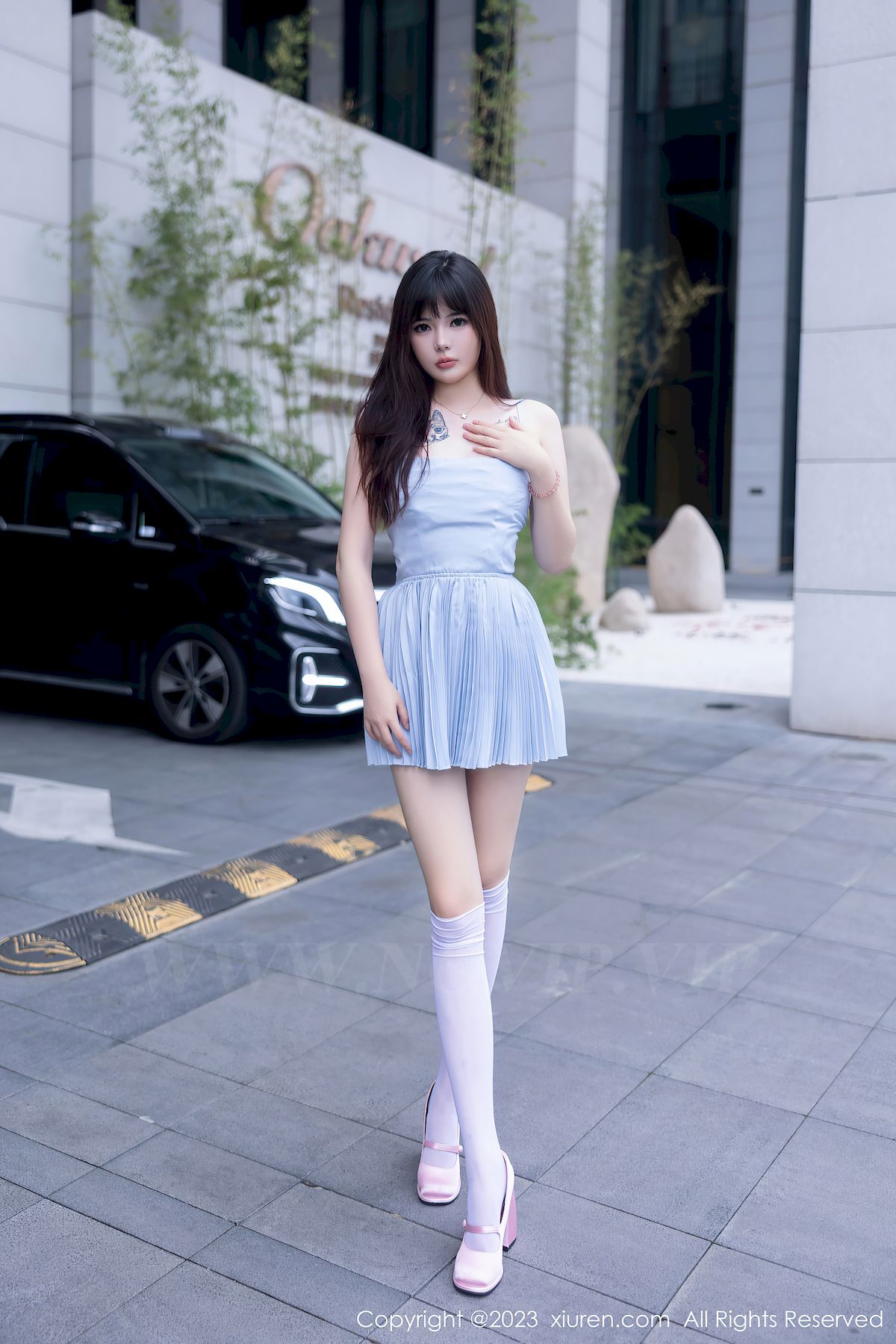 秀人网美女模特Arude薇薇淡蓝连衣裙搭配白色丝袜性感写真